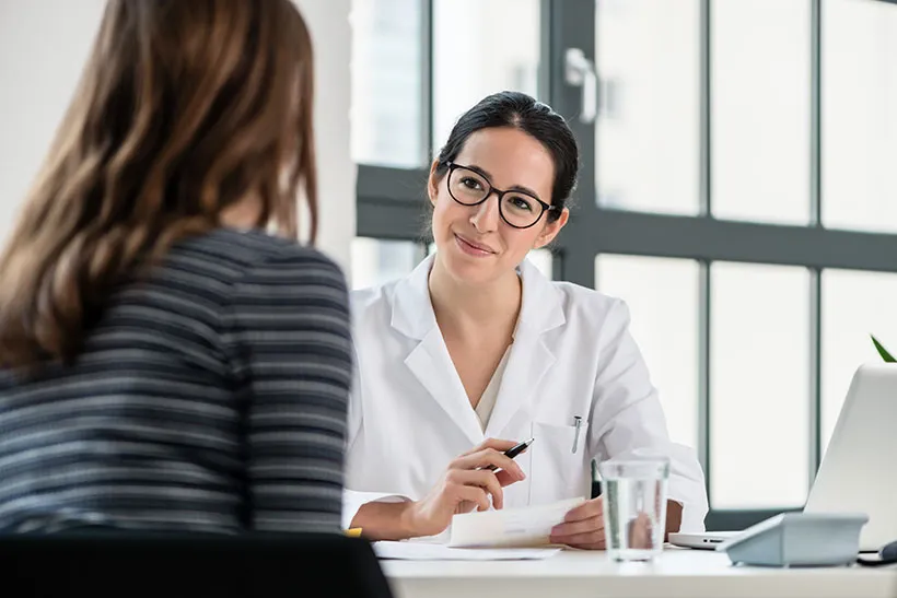 Zwei Frauen unterhalten sich im medizinischen Kontext