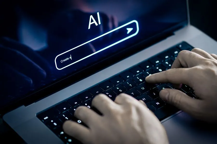Hände bedienen einen Laptop